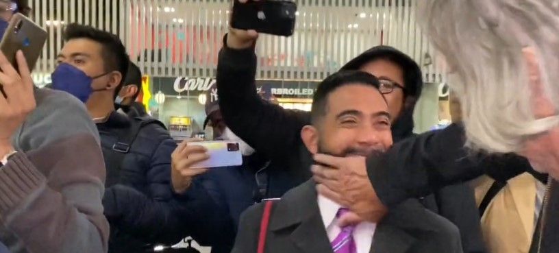 Auxiliar del Tata Martino golpeó a aficionado en el aeropuerto: VIDEO