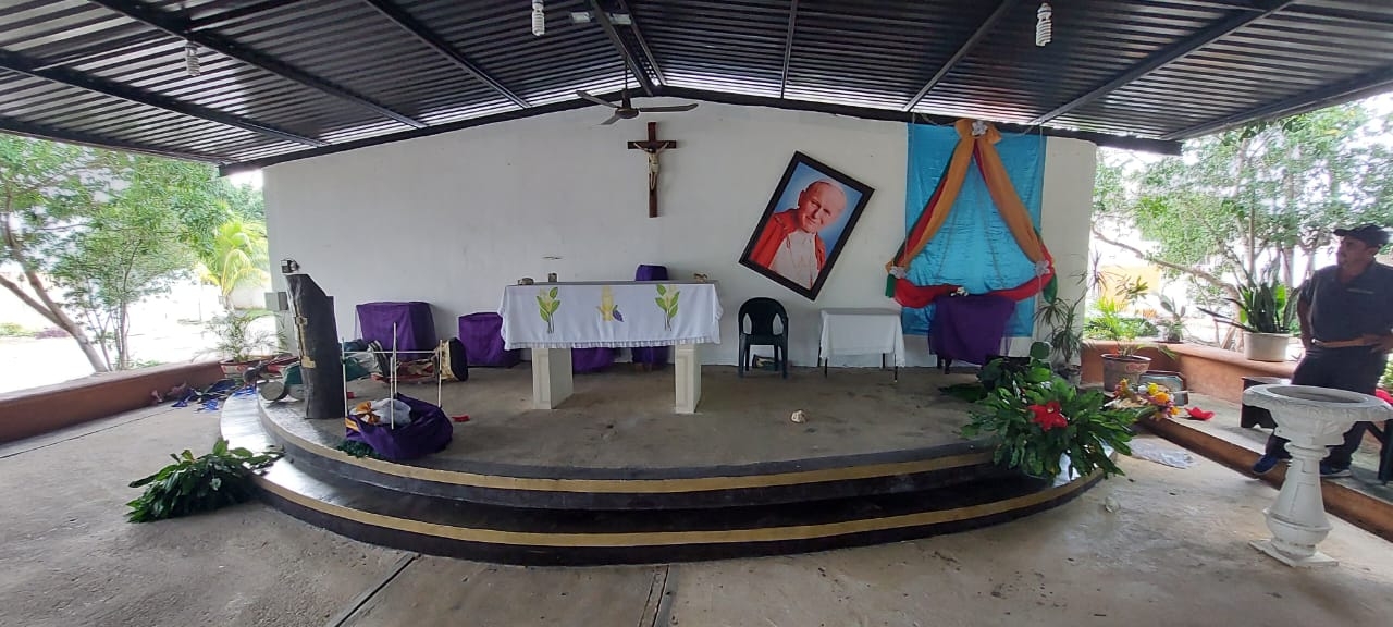 Mujer destroza el interior de una capilla en Playa del Carmen