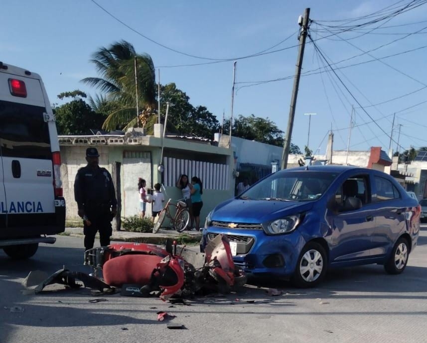 Abuelito arrolla a dos jóvenes a bordo de una motocicleta en Progreso