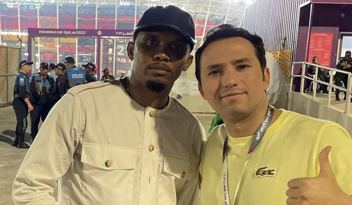 Samuel Eto'o posó con varios aficionados que le pidieron fotografías