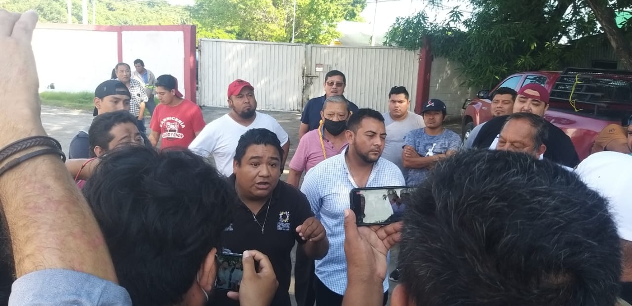 Los carniceros protestan afuera del Rastro Municipal de Ciudad Carmen