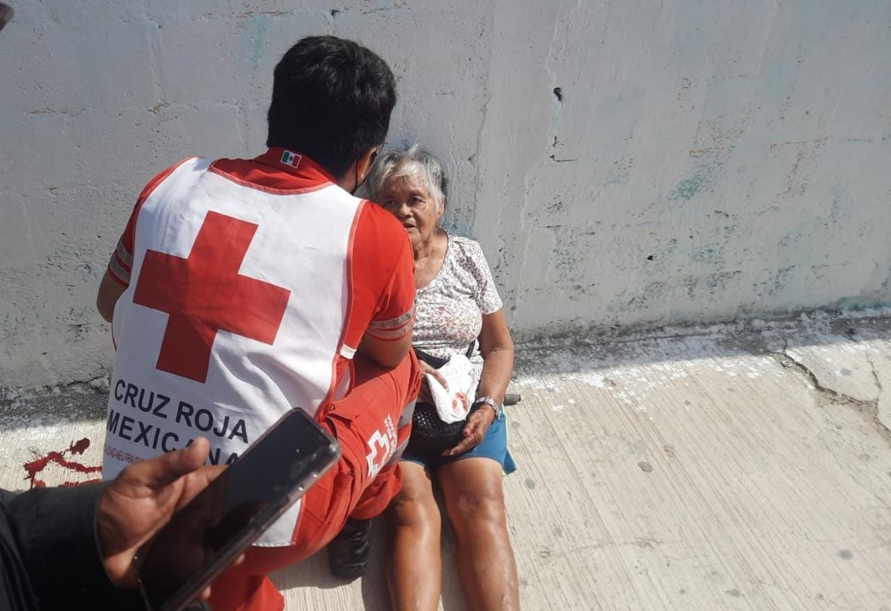 La mujer fue atendida por paramédicos de la Cruz Roja