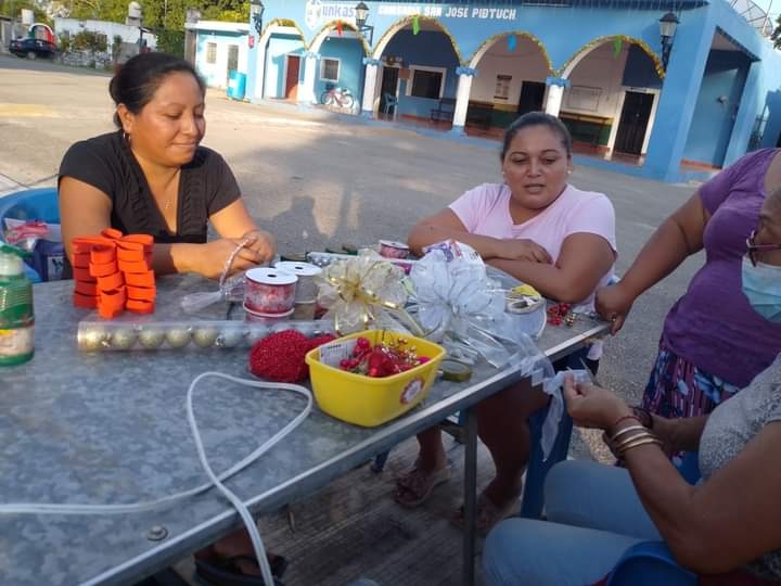 Mujeres emprendedoras inician taller de adornos navideños en Tunkás
