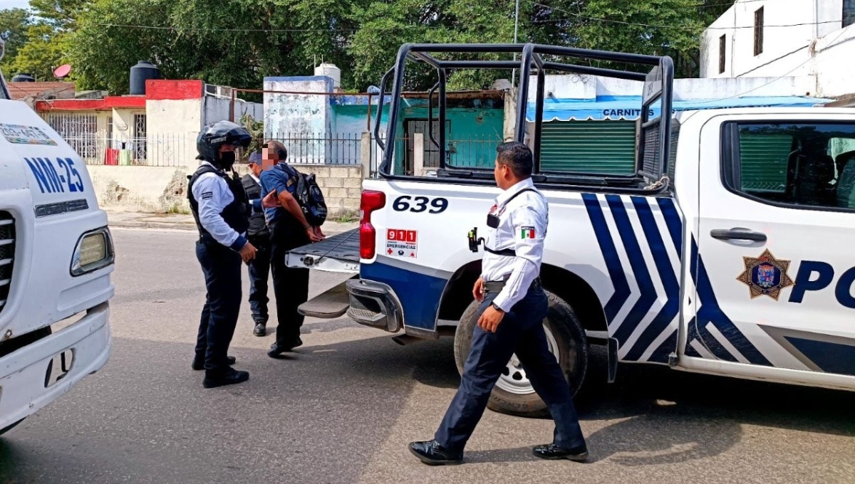 En Campeche, detienen a un hombre por 'tocarse' frente a estudiantes en un camión