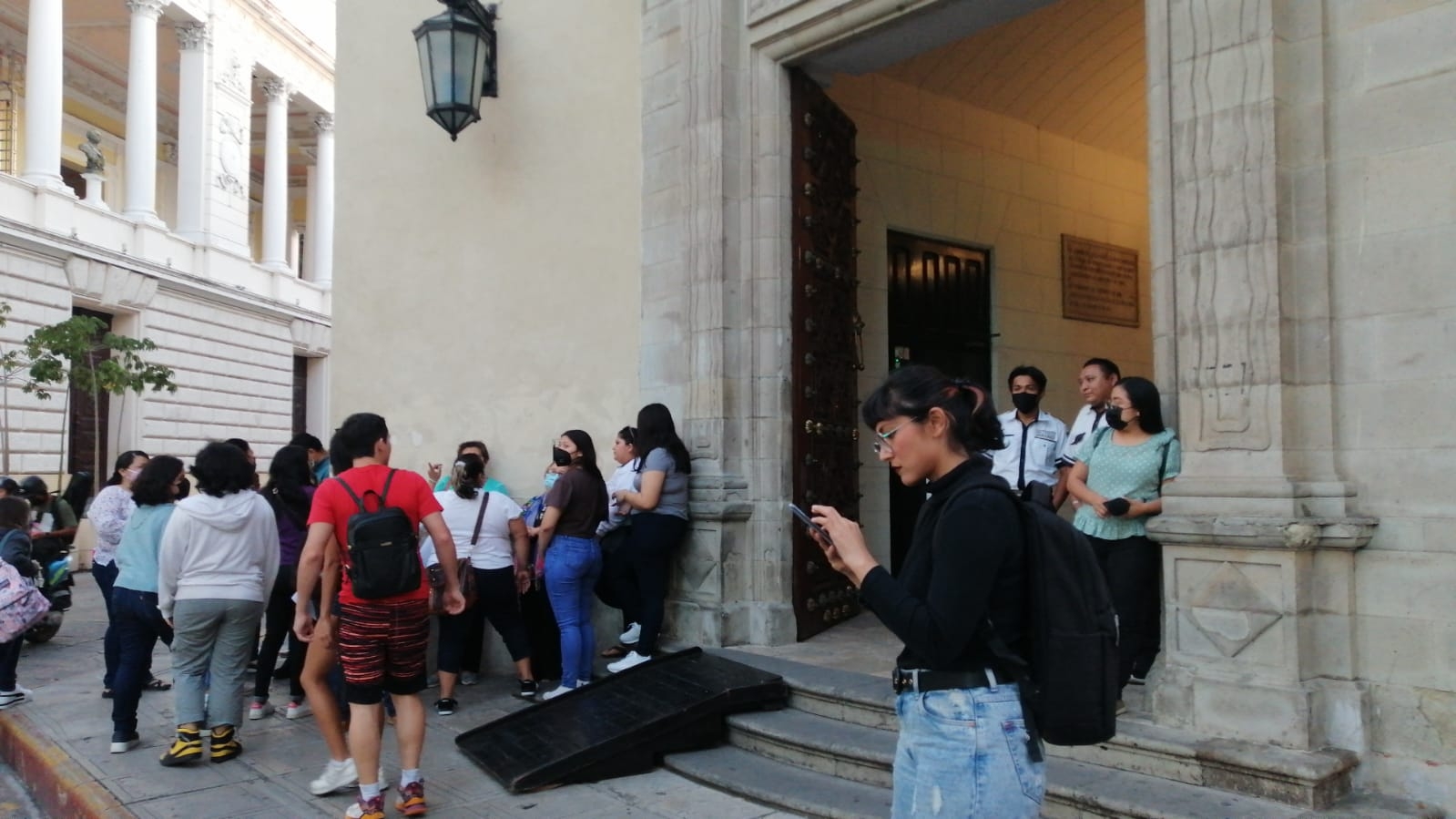 Estudiantes protestan frente al edificio central de la UADY en Mérida