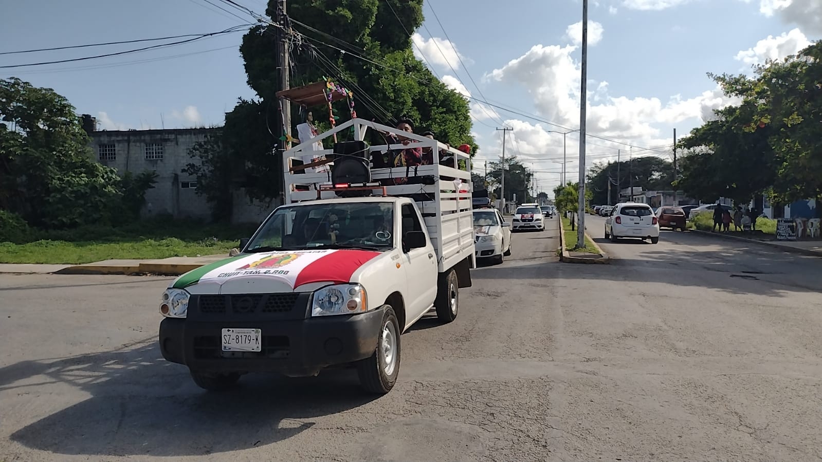 Feligreses recorren en vehículos y a pie la localidad