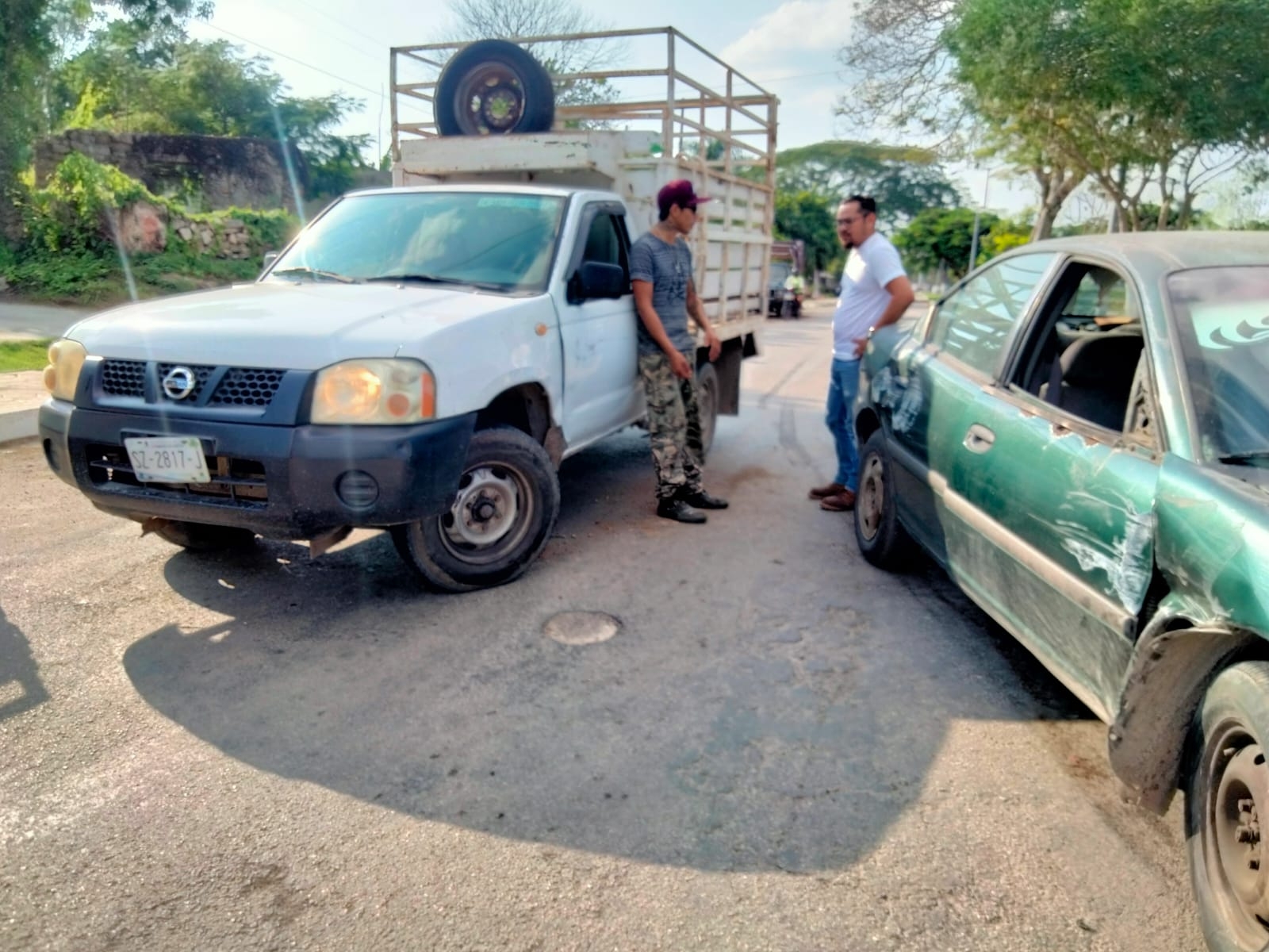 Camioneta se impacta contra un automóvil en calles de Izamal