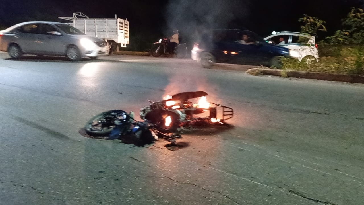 Conductor derrapa y abandona su motocicleta quemada en Cancún