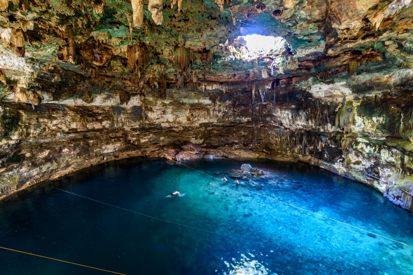 La importancia de los cenotes para los mayas fue documentada 
por Fray Diego de Landa