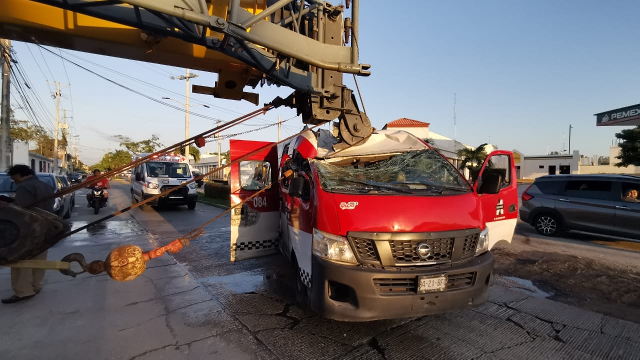 Grúa se impacta contra una combi y deja cerca de 10 lesionados en Ciudad del Carmen