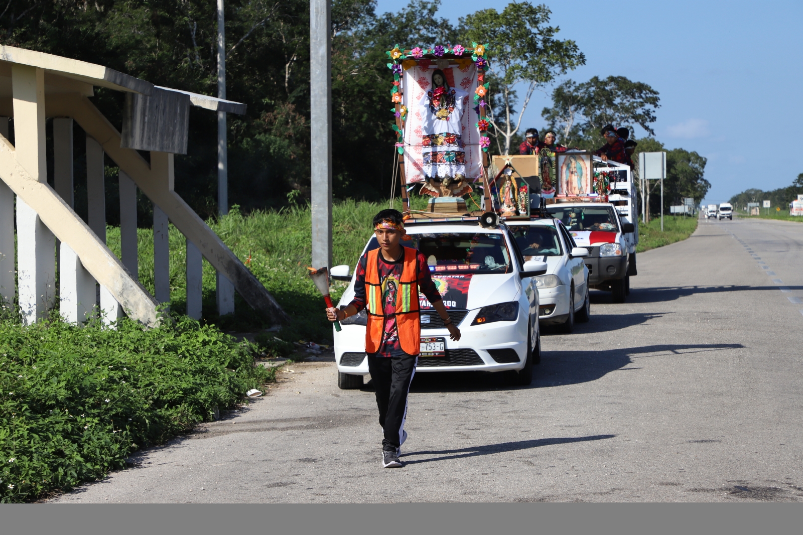 Cientos de antorchistas de varias poblaciones comienzan a llegar a la parroquia de San Cristóbal