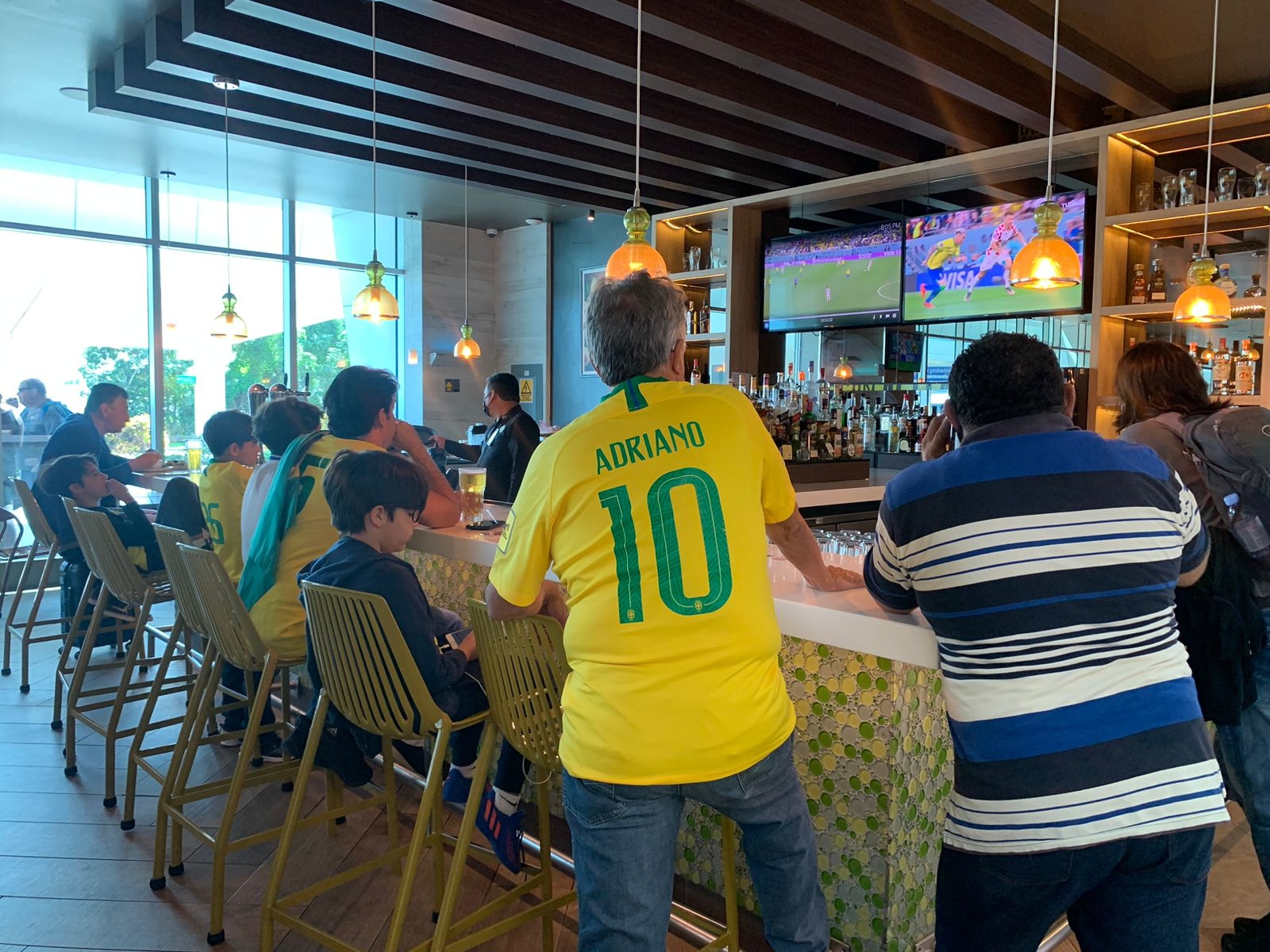 Mientras la familia disfrutaba del partido dos croatas que eran sus rivales directos les cantaron el gol del empate al minuto 116