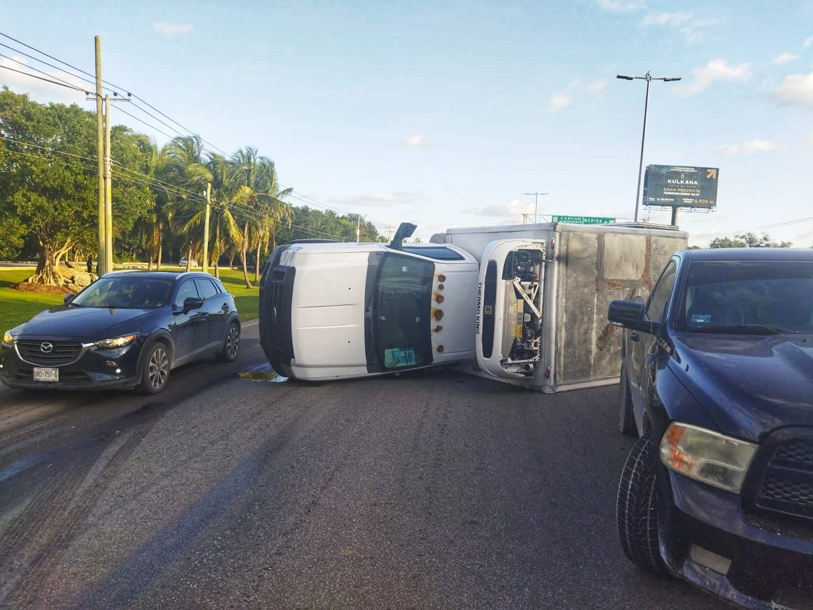 Conductor vuelca tras manejar a exceso de velocidad en Cancún