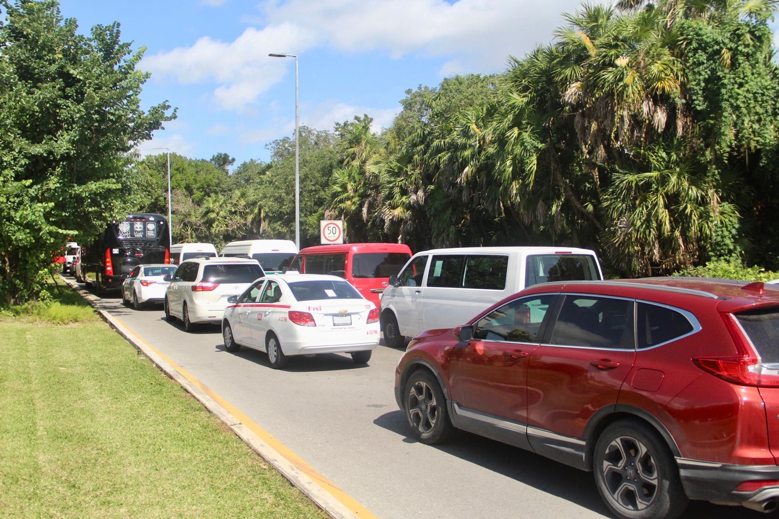 Transportistas indicaron que, aparte de la volcadura, se generaron más accidentes cerca del aeropuerto de Cancún