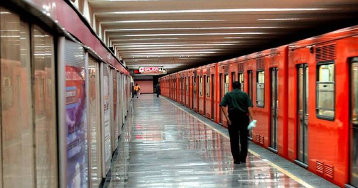 Mujer acaba con su vida al arrojarse a las vías del Metro CDMX: VIDEO