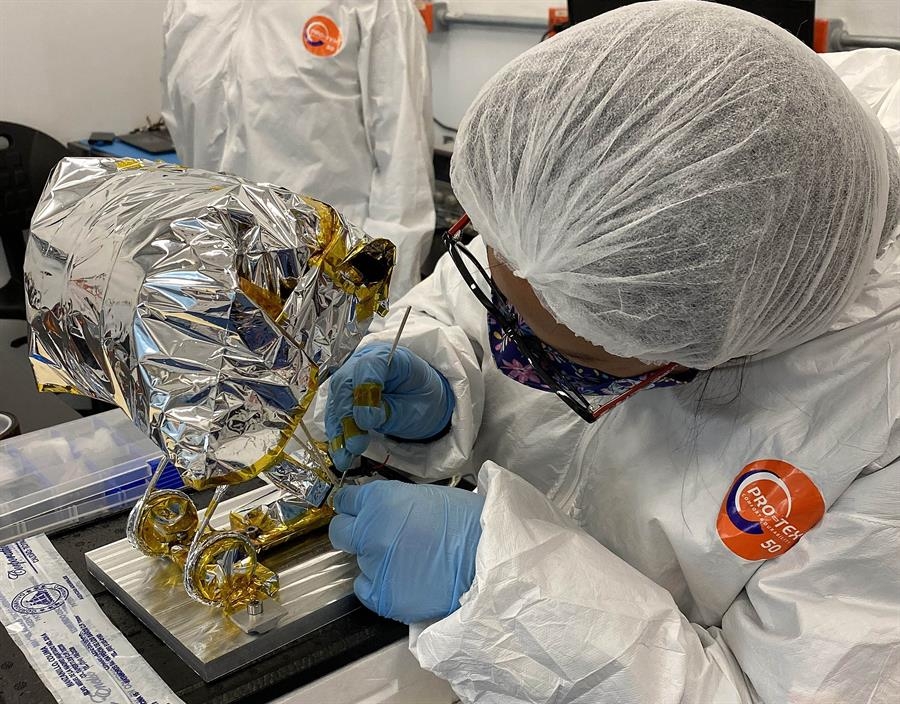 Especialistas trabajando con un microrrobot. Foto: Cortesía UNAM