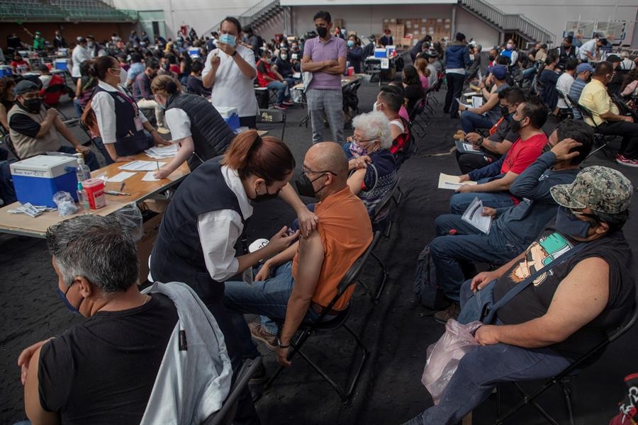 En la Ciudad de México han aumentado la velocidad de la vacunación. Foto: EFE/Isaac Esquivel