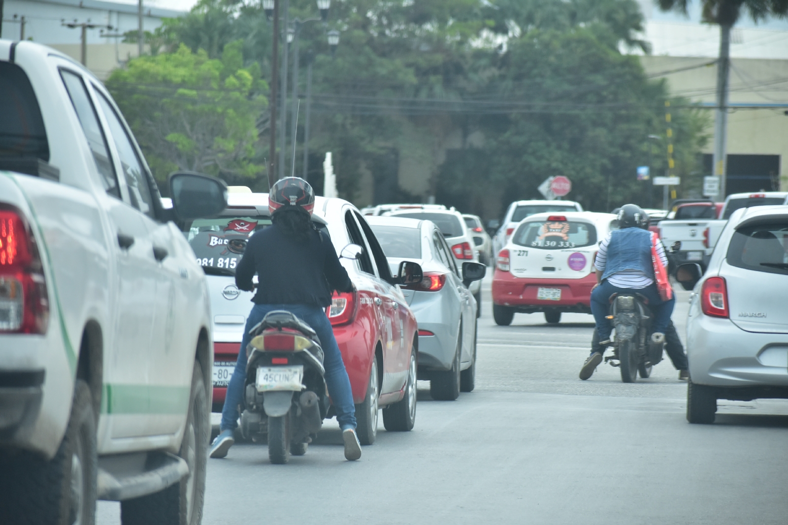 En cuanto a las emisiones de monóxido de carbono, la principal fuente son los automóviles, sobre todo las motocicletas, autos particulares, taxis, camionetas, entre otros