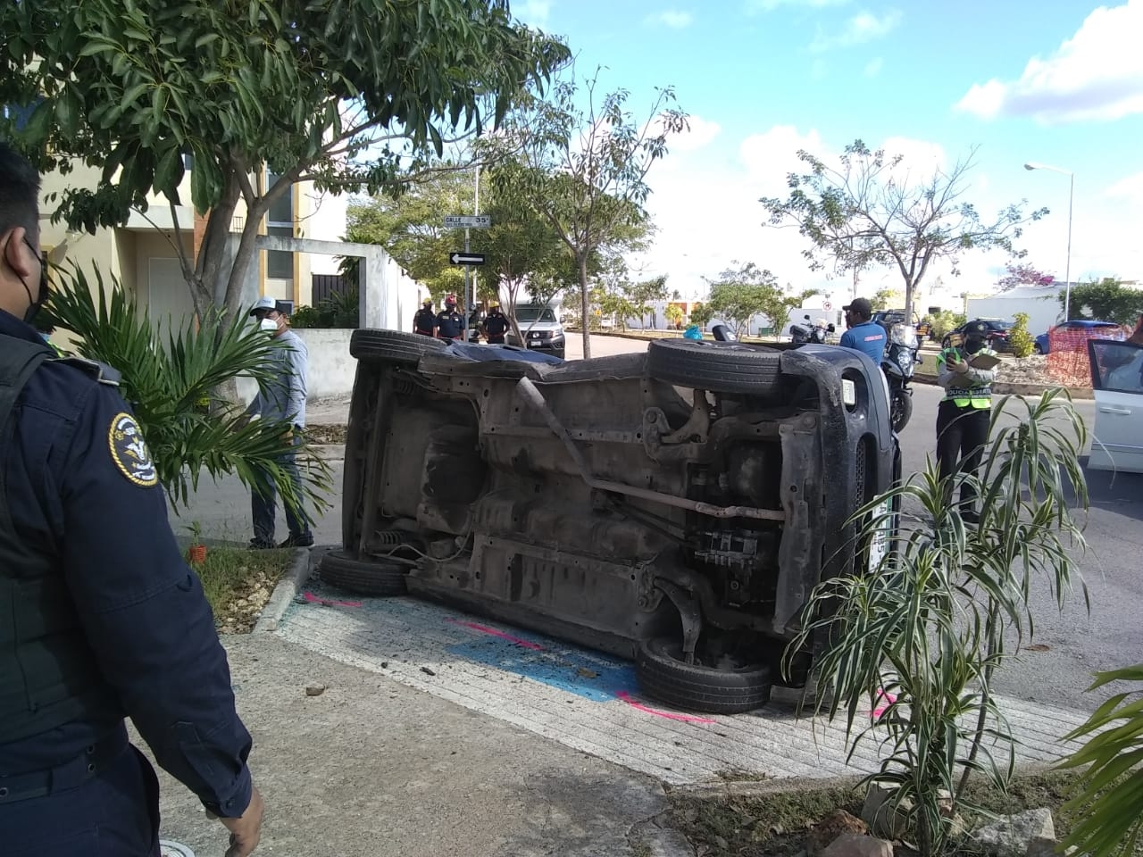 Por el golpe el Attos giró y se volcó en su costado izquierdo, los ocupantes quedaron atrapados.