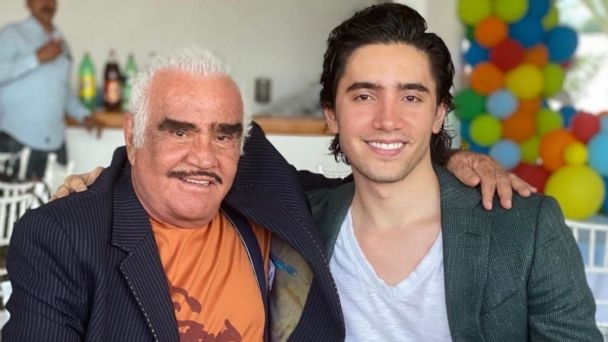 El cantante recordó a su abuelo y le dedicó una emotiva canción en su presentación en Guadalajara.