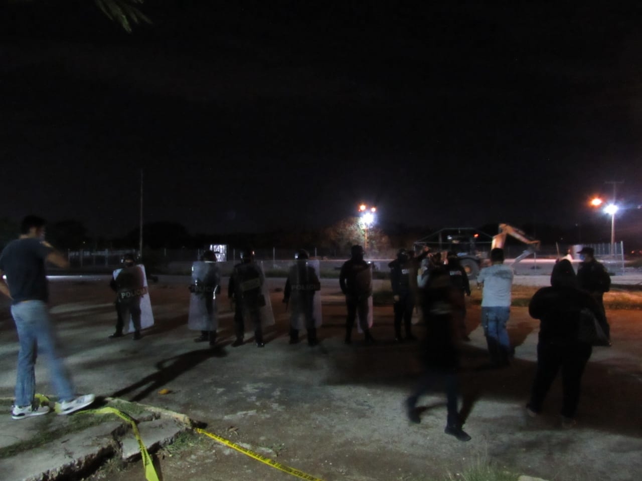 Batalla entre locatarios de la central de abastos de Mérida y agentes de la SSP: VIDEO
