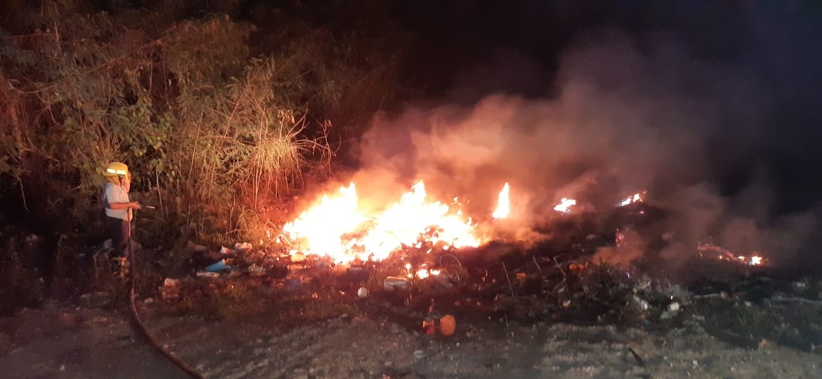 Bomberos sofocan incendio cerca del Basurero Municipal de Chetumal