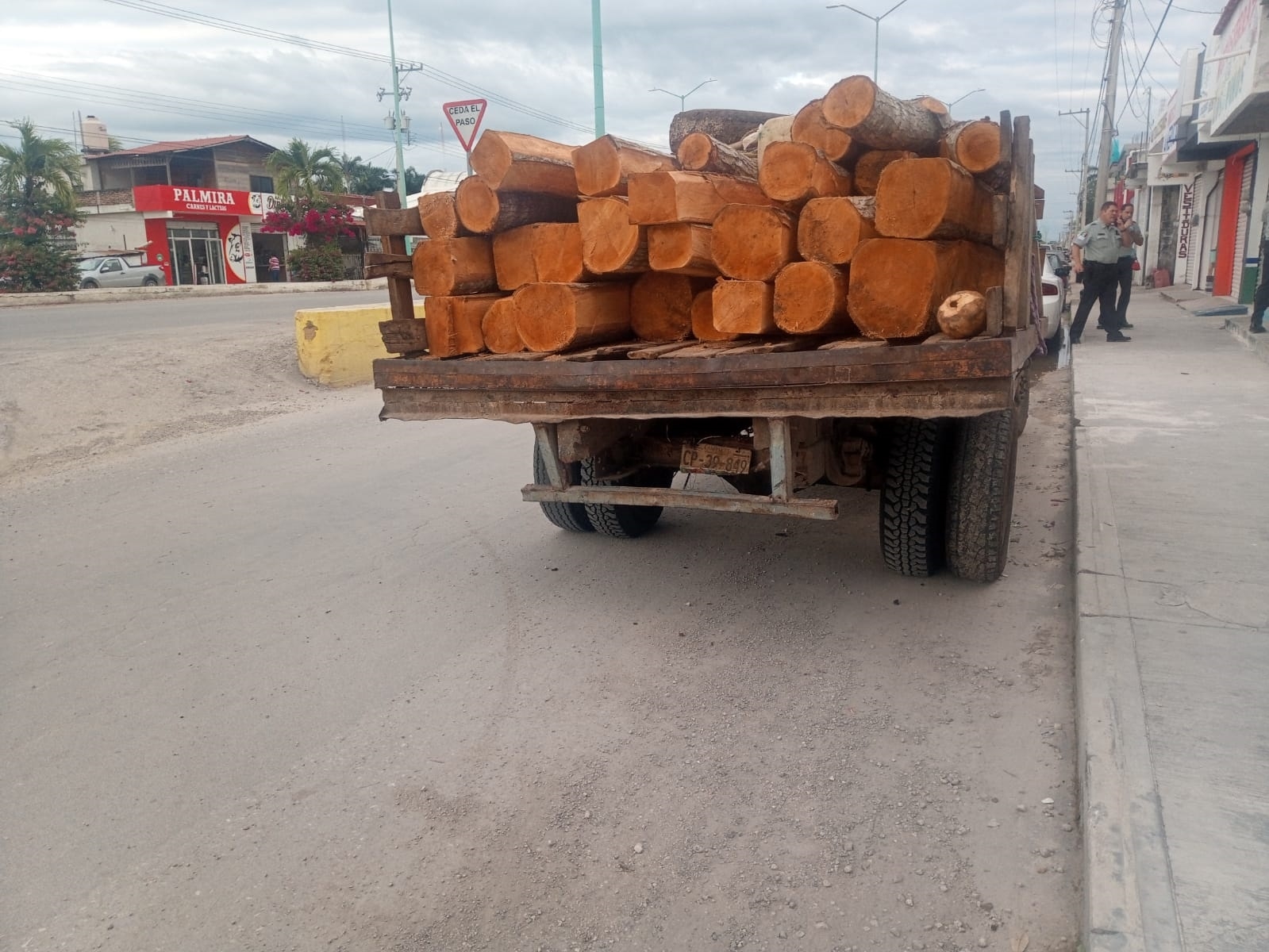 La FGR tiene en custodia la unidad con el cargamento y a las tres personas que la transportaban