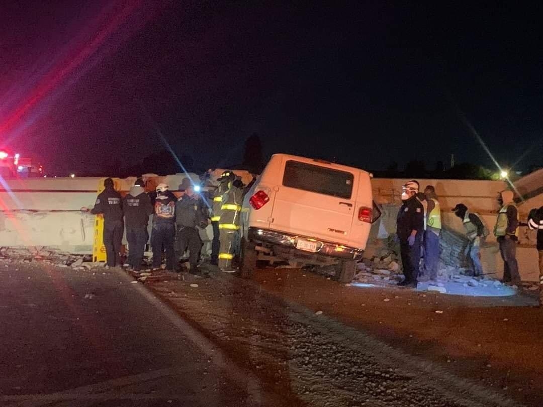 Las trabes de un puente en construcción colapsaron sobre un vehículo dejando un hombre prensado y afectación vial en la México-Pachuca.