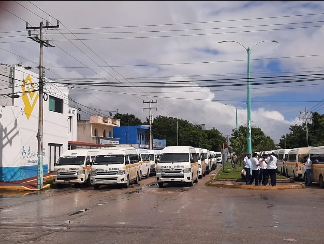 Los dos carriles de la Avenida Maxuxac en Chetumal fueron bloqueados, ya que ahí están las oficinas de Imoveqroo