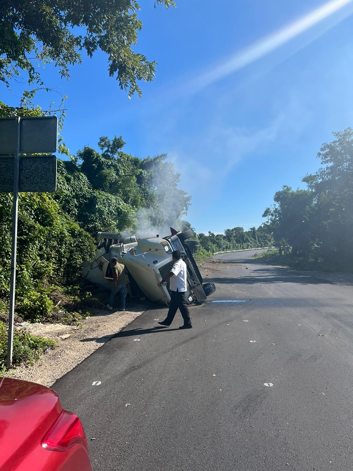 Volcadura de tráiler causa daños materiales en la Cancún-Puerto Morelos