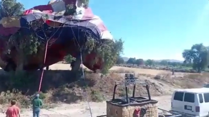 El artefacto terminó junto a un árbol luego de que su descenso se complicó por un fuerte viento que se registró en la región del Valle de Teotihuacán.