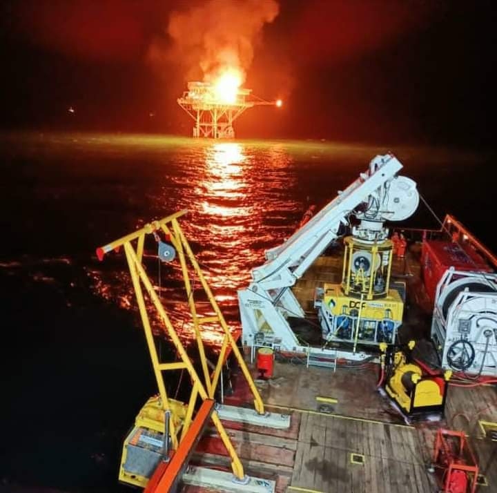 Un barco cercano logró captar el momento de la explosión