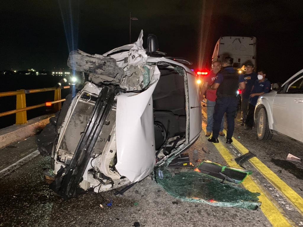 Choque entre dos vehículos deja cerrado puente 'El Zacatal' de Ciudad del Carmen