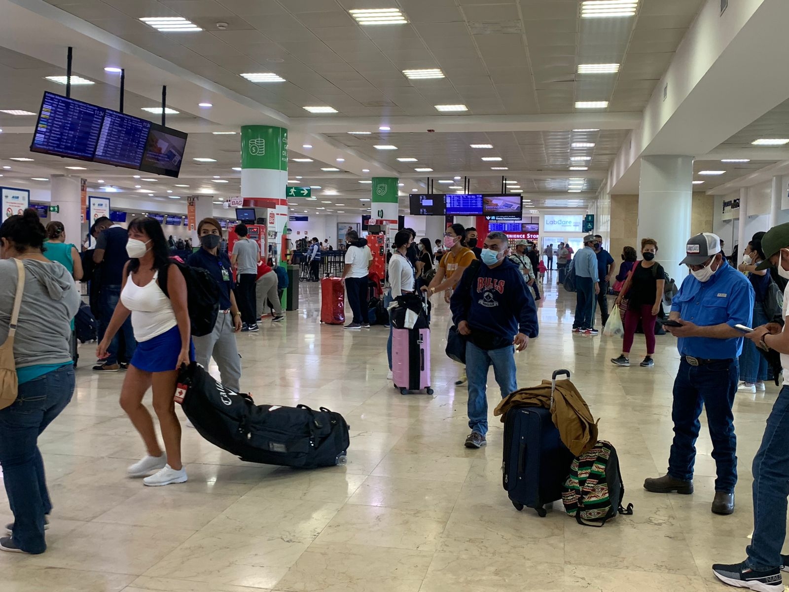 Vuelos de JetBlue y Frontier, con demoras en el aeropuerto de Cancún: VIDEO