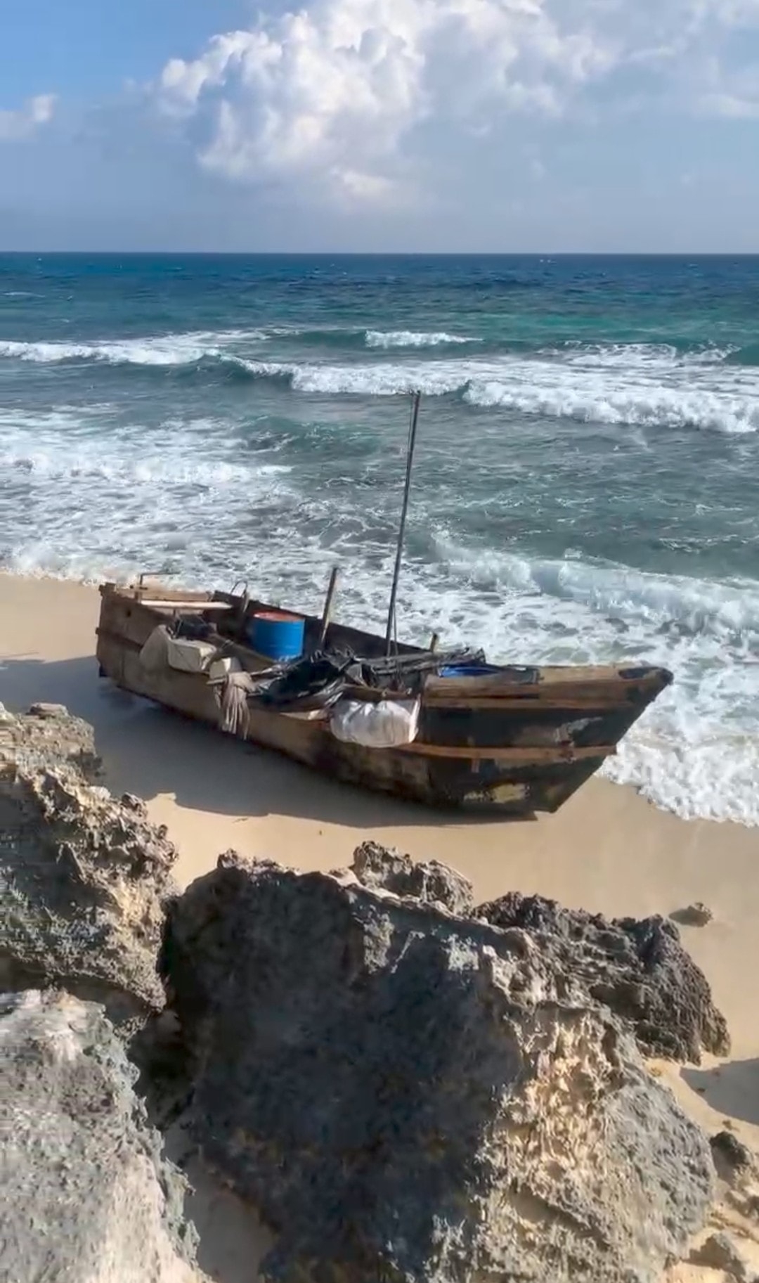 Hallan embarcación 'hechiza' cerca del Bachilleres de Isla Mujeres