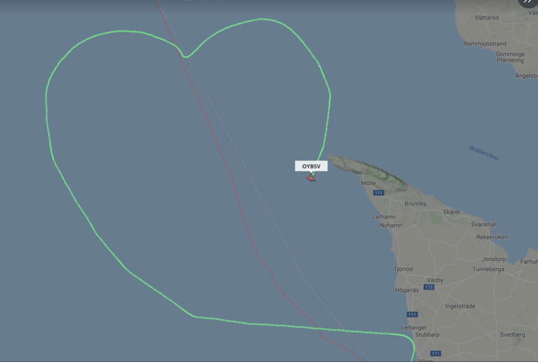 Piloto usa avión para dibujar un corazón en el radar: FOTO