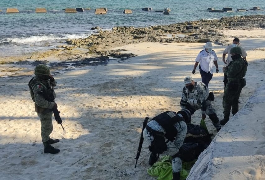 Fue frente a un hotel de Puerto Morelos donde se dio el hallazgo de los paquetes de marihuana en la playa