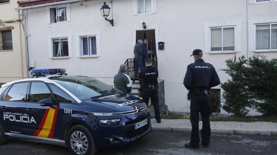 El adolescente llevaba tres días encerrado junto a los cadáveres en casa