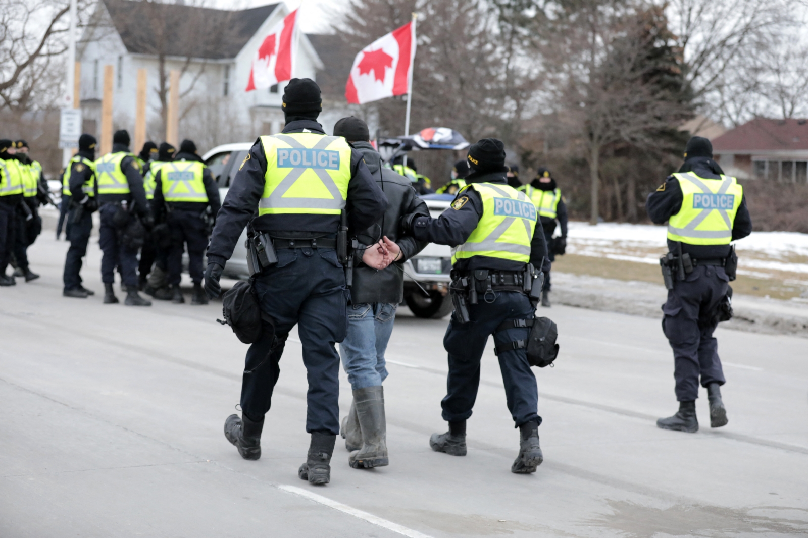 Durante el desalojo, se hizo retroceder a una parte de quienes ocupaban el cruce fronterizo entre Estados Unidos y Canadá