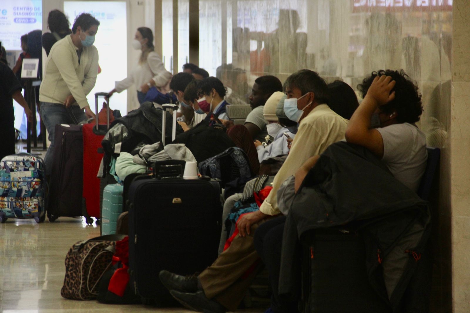 Algunos de los turistas realizaron compras de última hora en la tiendas de souvenirs y otros esperaban el llamado