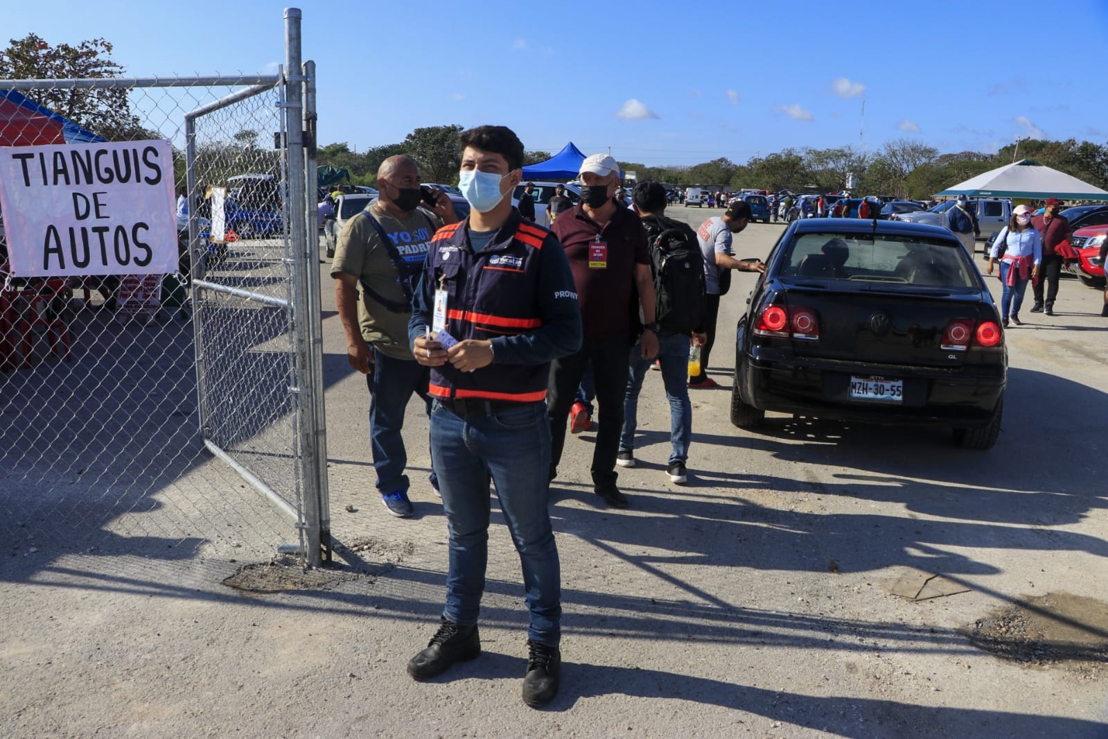 Este domingo se llevó a cabo el tianguis de automóviles en el interior del terreno