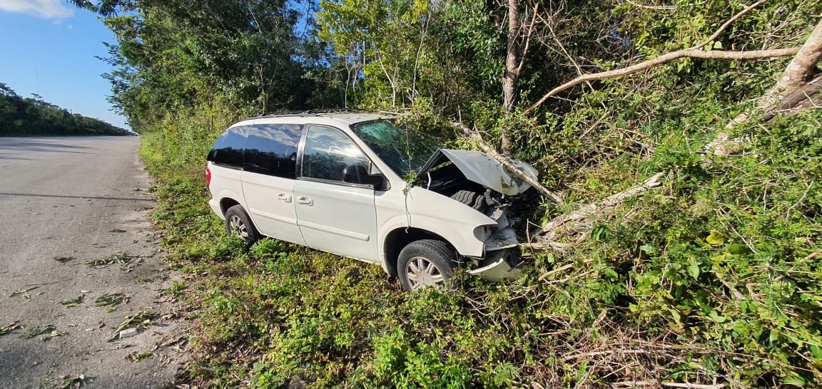 Conductor en estado de ebriedad termina saliéndose del camino en Cozumel