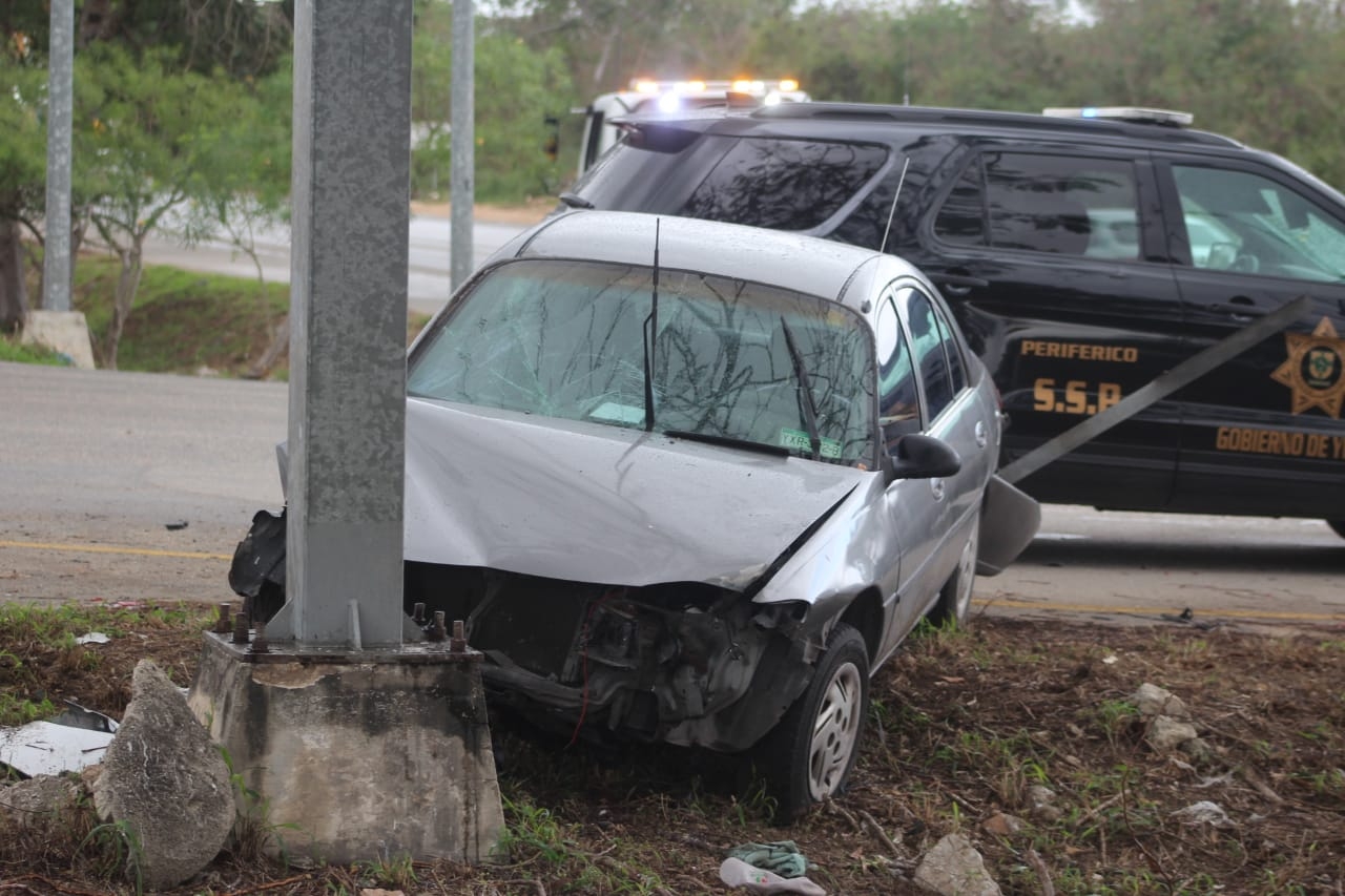 El auto terminó con daños más grandes al huir