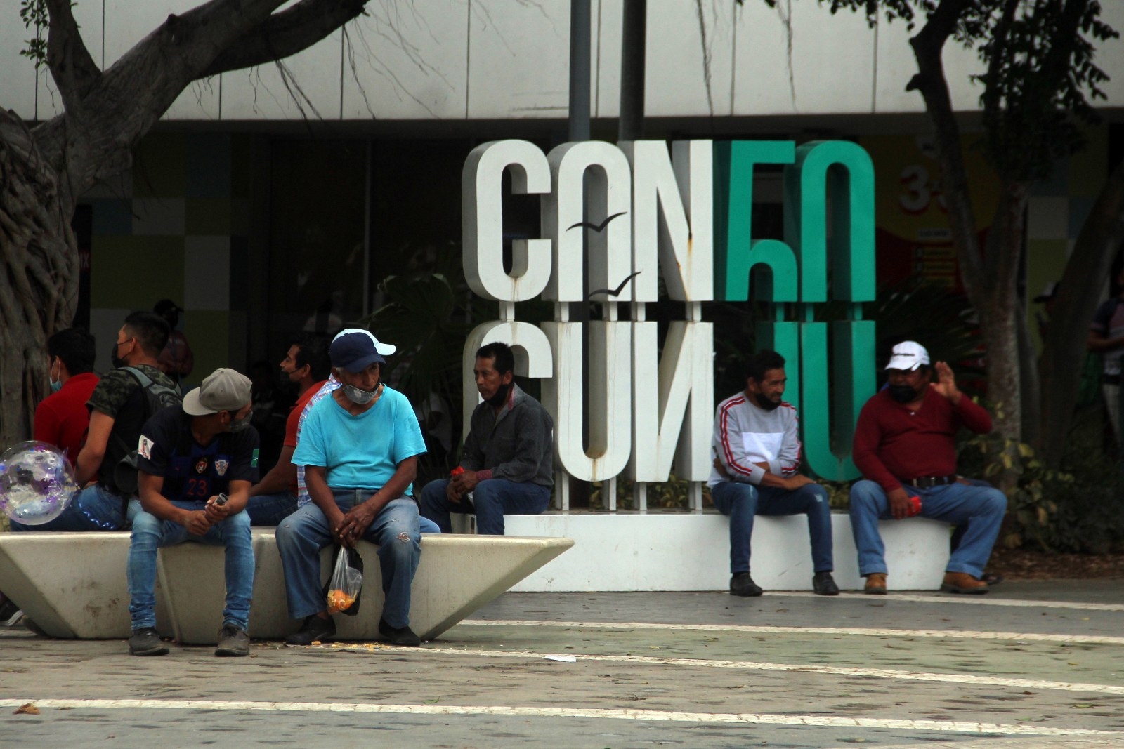 Oficiales de Cancún los obligan a retirarse con amenazas de detenerlos; ellos sólo quieren ganarse “unos pesos” para su sustento