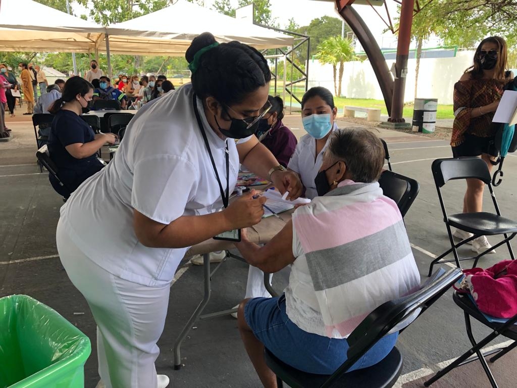 Más de tres mil 'cuarentones' de Cancún reciben su refuerzo contra COVID-19