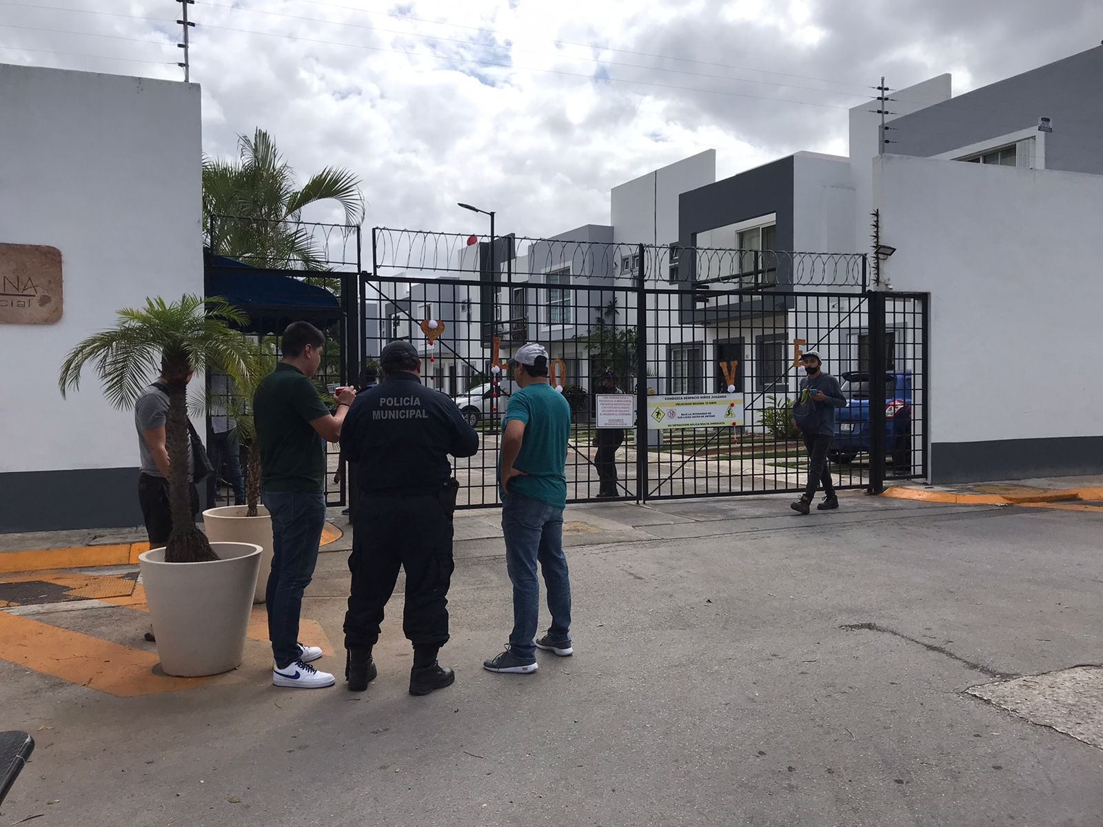 La víctima relató cómo ocurrió el asalto a las afueras de su casa en Residencial Almena de Cancún este 14 de febrero