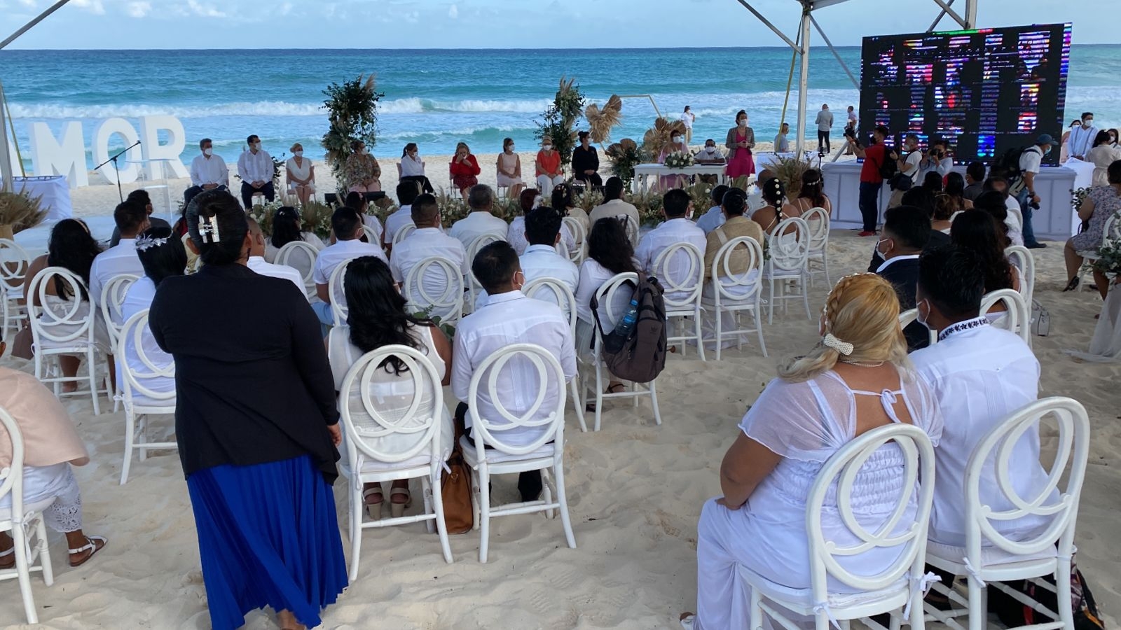 Parejas celebran bodas colectivas frente al mar en Cancún: VIDEO