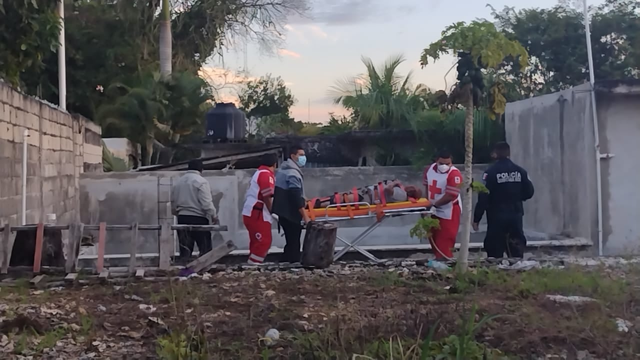 El mecánico fue sacado del fondo de la piscina en Carrillo Puerto y trasladado al hospital general del municipio