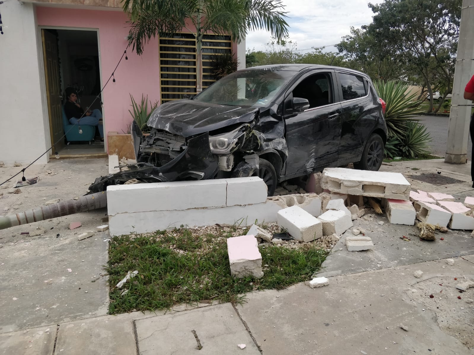 El conductor perdió el control e impactó un muro en Ciudad Caucel