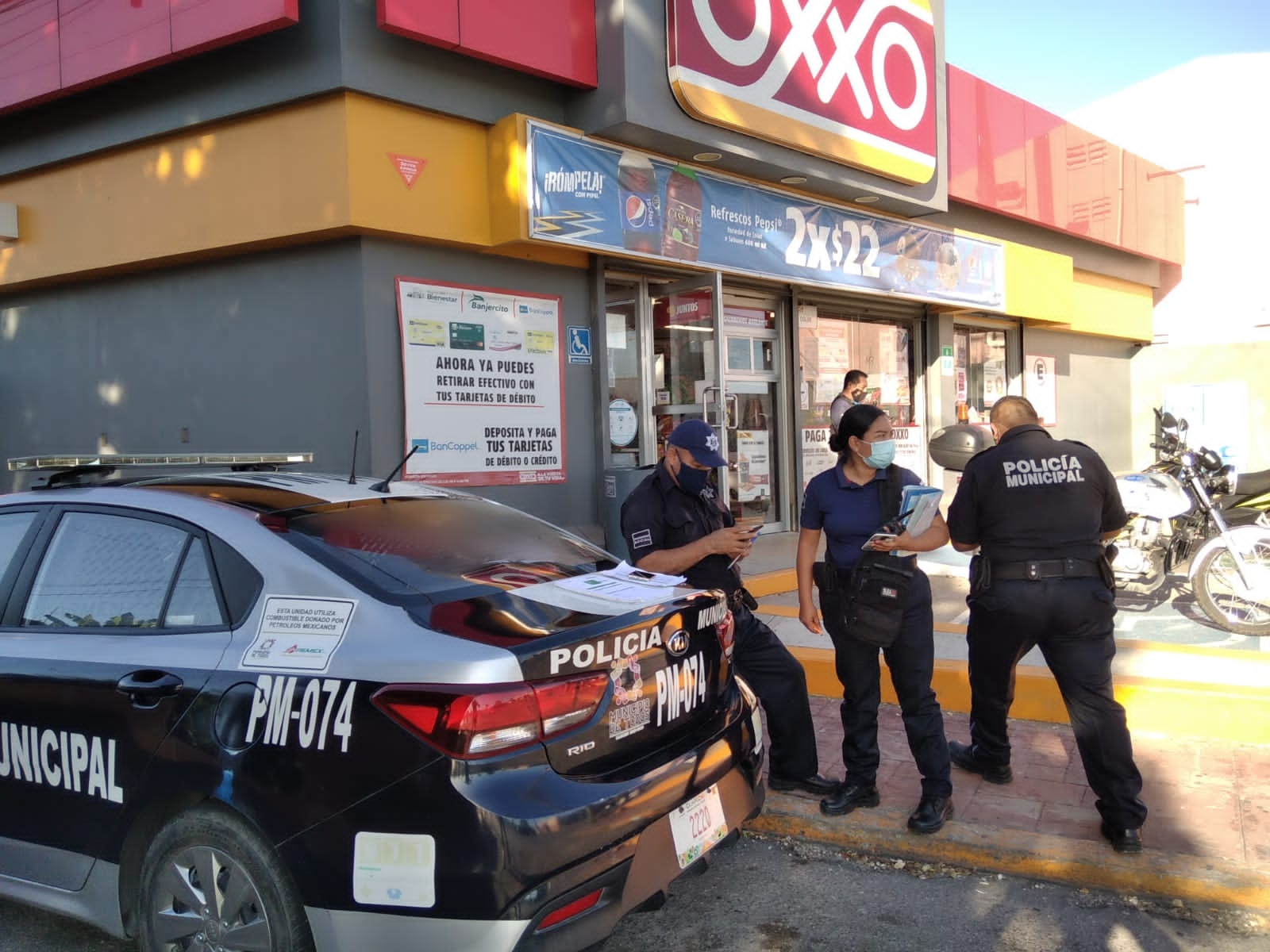 Al lugar llegaron elementos de la Policía Municipal de Ciudad del Carmen, quienes se entrevistaron con los afectados